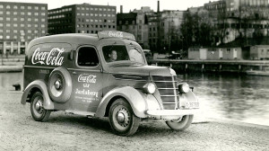 COLA I NORGE: Den første Coca Cola-bilen i Norge. Leveringene måtte skje innenfor Oslos daværende bygrense, som blant annet betød at den nye drikken ikke selges vest for Majorstua.