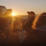 Skjermprint fra reklamevideoen til «Kos deg»-kampanjen i 2019.