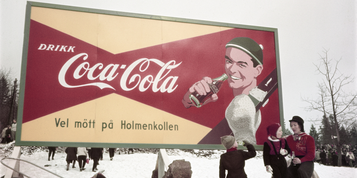 Reklametavle i Holmenkollen under vinter-ol i Oslo i 1952. Foto: The Robert Capa and Cornell Capa Archive, 2013