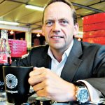 - Vi har ikke tjent penger på kaffen - ennå. Men det må vi nå, sier administrerende direktør Leif Arne Viken i Coca-Cola Norge (Foto: Jon Hauge, Aftenposten)