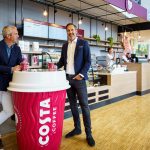 Carl Lescroart og Tormod Halbakken, administrerende direktør og direktør for varme drikker for Coca-Cola European Partners Norge, er glade for å introdusere Costa Coffee i Norge. Her i kaffebaren på BI Nydalen. (Foto: Ken Ingwersen)