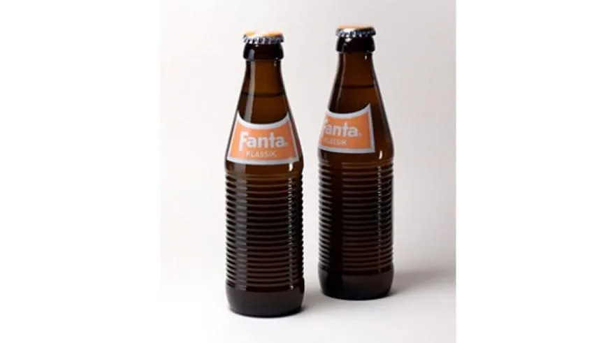 Den franske stjernedesigneren Raymond Loewy designet den berømte Fanta-ringflasken laget av brunt glass. Et design som passet perfekt til feel-good-drikken: enkel, funksjonell og ikonisk på samme tid. (Foto: Ukjent)