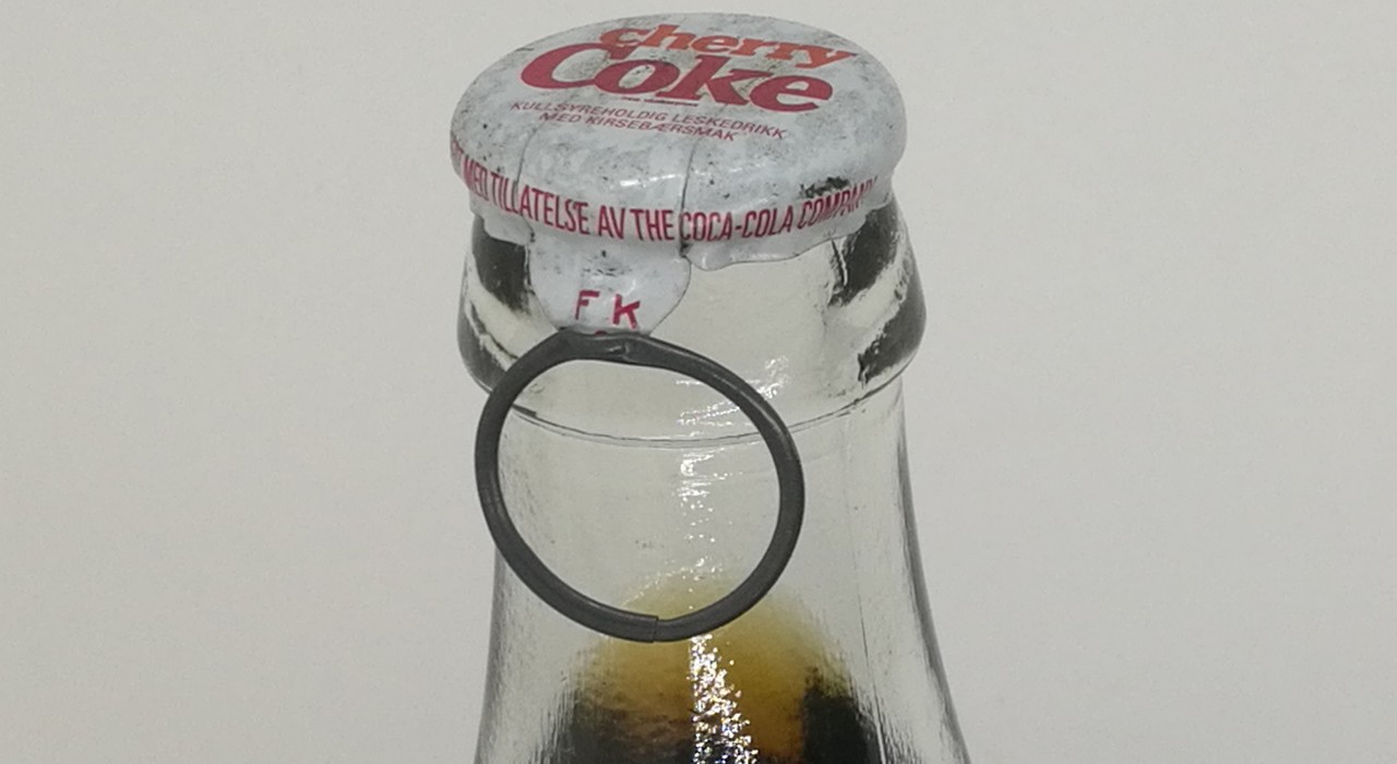 Rivekorken, den såkalte Maxi Ringåpner (Ring Crown cap), på en Cherry Coke 0.33L glassflaske fra 1985. Foto: Nordic Coca-Cola Collectors Club