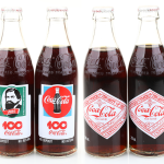 To av de svenske Coca-Cola jubileumsflaskene fra 1986